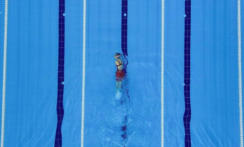 Top view of a swimmer with amputated hands