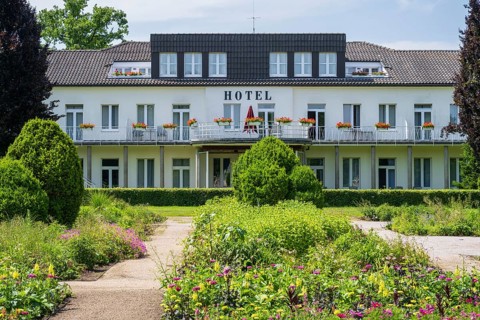 Park hotel, flowers in the foreground, Kaiser-Karls-Park, garden show, Bad Lippspringe, climatic
