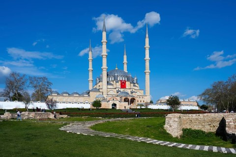 Mosque with four high minarets, surrounded by green spaces under a clear blue sky, Selimiye Mosque,