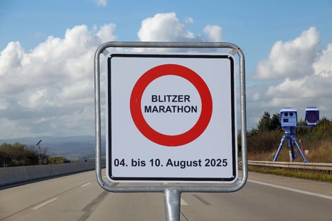 (Photomontage) Speed camera marathon Symbolic image: sign with the words BLITZERMARATHON 04 TO 10