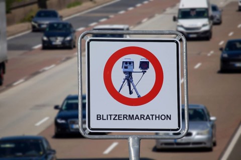 (Photomontage) Speed camera marathon Symbolic image: Sign with the inscription BLITZERMARATHON and
