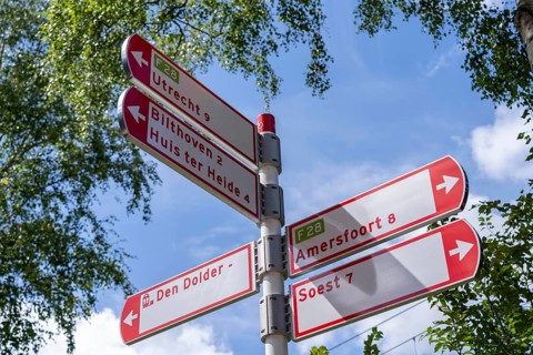 Long-distance cycle route F28, so-called Doorfietsroute, through cycle route, in the province of