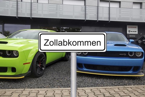 (Photomontage) Symbolic image of the customs agreement between the EU and the USA: sign with the