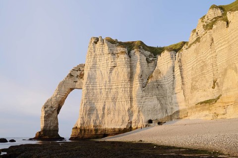 Cliffs with the Falaise d'Aval rock gate, Etretat, Alabaster Coast, Seine-Maritime, Normandy,