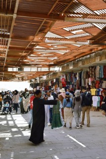 Bazaar with tourists at the temple of Hatshepsut, mortuary temple of Hatshepsut, Deir el-Bahari,