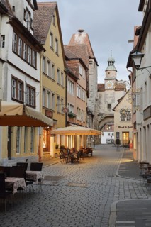 Röderbogen and alley with shops and restaurants, Rothenburg ob der Tauber, Middle Franconia,