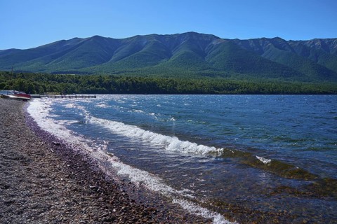Beach with pebbles, waves crashing on the shore, peaceful mountain landscape, summer, Lake Rotoiti,