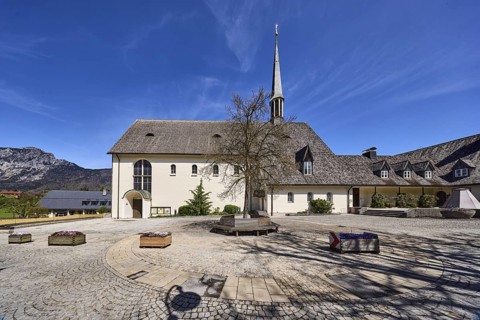 Parish church Bayerisch Gmain, church, square, cobblestones, flower pots, trees, mountain