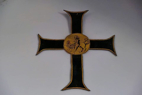 Samson kills the lion, depiction of a biblical scene on a cross, Deutschordenshaus in Vienna,