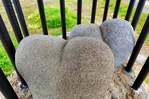 Two hearts, moulded from lava rock, bars, cage, symbolic image, memorial to Fjalla-Eyvindur,