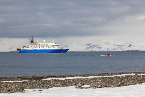 Expedition ship deploys Zodiac, sea, Mushamna, Spitsbergen, Svalbard