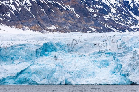 Glacier tongue, edge in front of mountain range, sea, Konowbreen, Spitsbergen, Svalbard