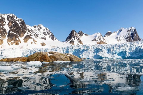 Glacier tongue, ice in front of a break-off edge, mountain range, sea, Fugelfjorden, Spitsbergen,