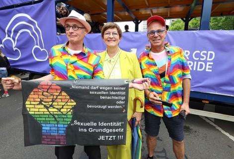 Saskia Esken (former party leader of the SPD, centre) at the 47th Christopher Street Day under the