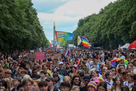 Overview of the participants on Straße des 17. Juni at the 47th Christopher Street Day under the