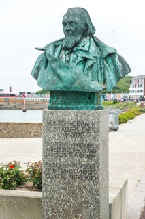 Sculpture, monument, bust, bronze bust of August Heinrich Hoffmann von Fallersleben, author of the