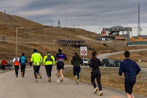 Marathon, group of runners in front of the historic Taubanestralen cable car, transport cable car,