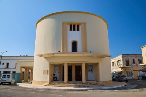 Cinema, Round, modern building with columns and light-coloured paint in an urban environment,