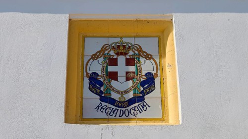 Fascist Italian coat of arms, A mural with a coat of arms showing a cross, a crown and banners in a