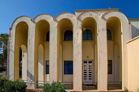 Primary school, Symmetrical building with arched entrances and windows, Armando Bernabiti,