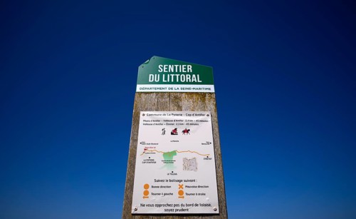 Sign, signpost, hiking trail, lighthouse Phare and Valleuse d'Antifer, Étretat, cliffs, cliffs,
