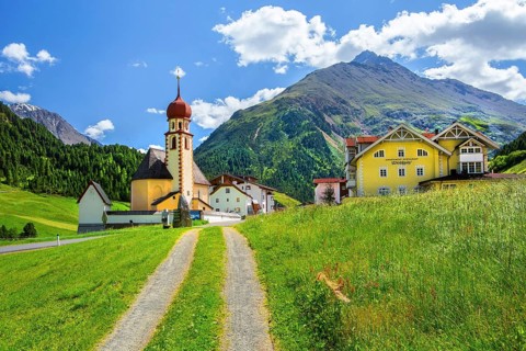 Village centre with parish church and Talleitspitze 3406m, Vent im Ventertal, side valley of the