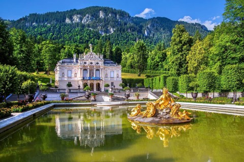 Water parterre with golden fountain and the front view of Linderhof Palace, Ettal, Ammertal, Upper