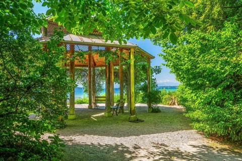 Viewing pavilion on the lakeshore on the Roseninsel in Lake Starnberg, Feldafing, Upper Bavaria,