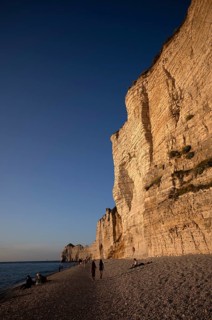 People on the beach, pebble beach, rock arch Falaise or Porte d'Amont, Étretat, sea, steep coast,