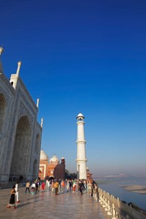 Taj Mahal or Taj Mahal in the morning light, on the right the river Yamuna, mausoleum, Agra, Uttar