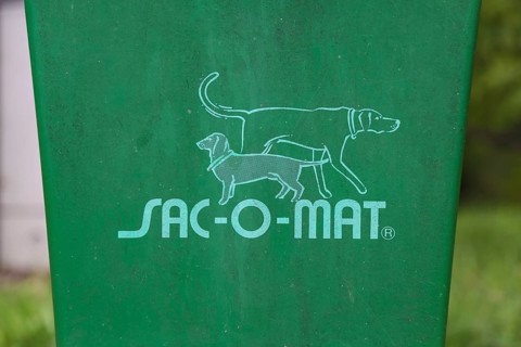 SAC-O-MAT dog toilet, SGFK polyester container for waste bags, lettering, drawn dogs, letters,
