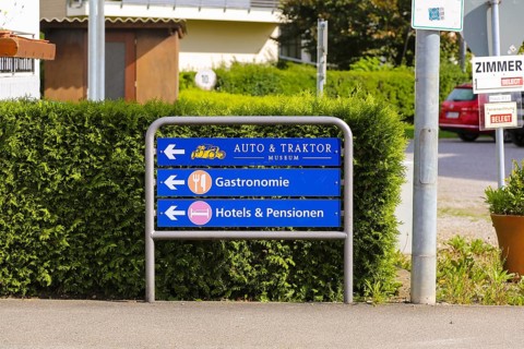 Sign, signpost, car and tractor museum, catering, hotels and guesthouses, arrow, writing, letters,