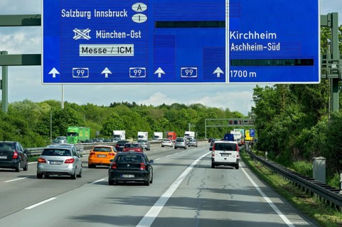 Signpost, hard shoulder passable in heavy traffic, A99 motorway near Aschheim, Upper Bavaria,