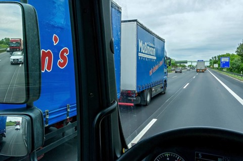 Overtaking manoeuvre, truck with trailer overtaken, following traffic in the rear-view mirror, A9