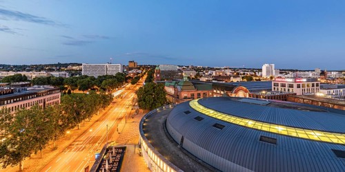 Gustav-Stresemann-Ring, the shopping centre Lili and behind it the main station in the evening,