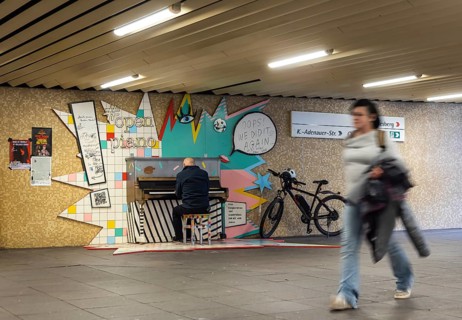 Open piano at the Charlottenplatz tram stop. The project is a cooperation between StadtPalais,