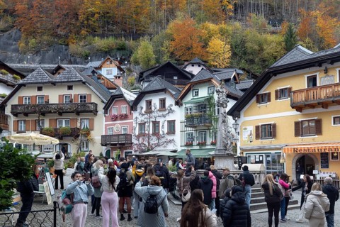 Tourists taking pictures, market square, Hallstatt, Upper Austria, Salzkammergut, Austria. 29.10