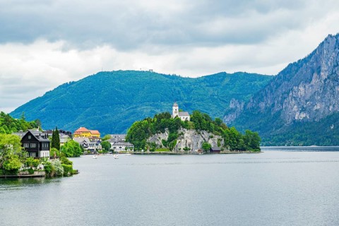The village of Traunkirchen with the Johannesberg Chapel on Lake Traunsee, on the right the