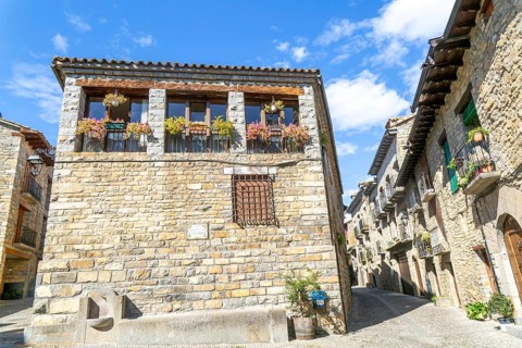 Historic buildings medieval village of Ainsa, Aínsa-Sobrarbe, Huesca province, Aragon, Spain -