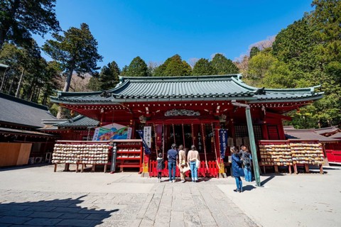 Worshippers at Shinto Shrine, Hakone Shrine, Hakone, Japan