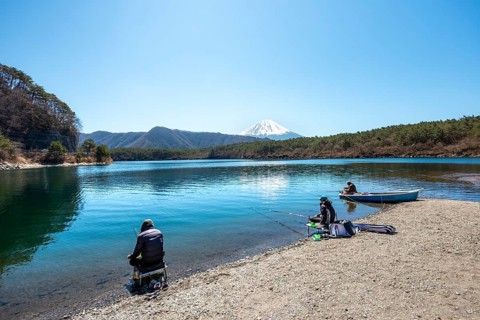 Anglers at Lake Saiko, behind volcano Mt. Fuji, Minamitsuru District, Yamanashi Prefecture, Japan