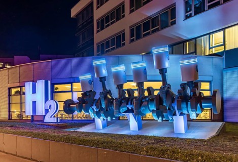 Automotive supplier Mahle. The piston shaft in front of the head office was supplemented by an H2