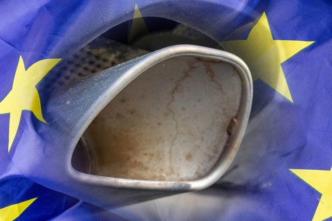 (Photo montage) Combustion off Symbolic image: exhaust of an SUV and a flag of the European Union