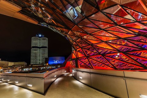 Federally illuminated BMW world, in the back the BMW Museum and the high-rise office building of