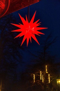 Red shining star at Christkindlmarkt, Historisches Hotel La Villa, Starnberger See, Niederpöcking,