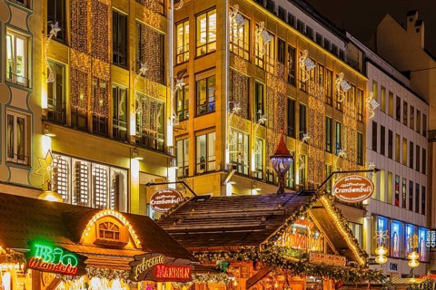 Stalls selling roasted almonds and mulled wine, Christkindlmarkt, illuminated Kaufingerstraße,