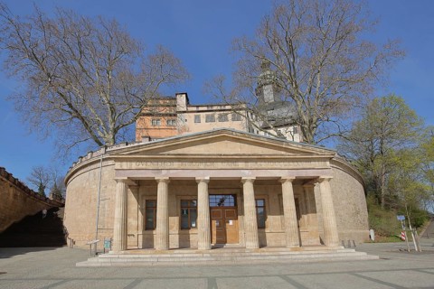 Old guard and tourist information office with arcade on the market square with castle on the