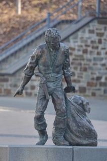Schinderhannes sculpture, memorial, modern art, life-size, bronze sculpture, Simmern, Hunsrück,