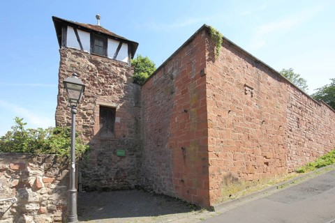 Historic witch tower with city wall and street lamp, Windecken, Nidderau, Wetterau, Hesse, Germany