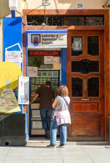 Lottery kiosk selling tickets, Loterias y Apuestas del Estado, Calle de Alfonso I, Zaragoza,